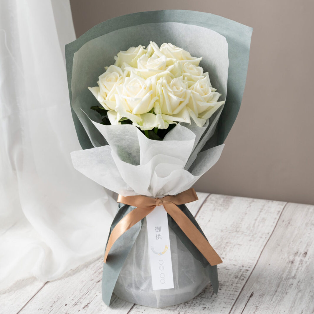 ふんわり染めた白いバラのミニブーケ 白薔薇12本　花束ブーケ　\u203bカスミソウ入り｜ギフト・インテリア・雑貨のECサイト（通信販売）